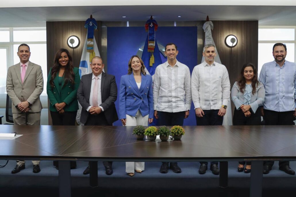Funcionarios de Supérate y ejecutivos de CEPM.