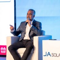 Joel Santos, durante su participación en el FES Caribe 2025, junto al moderador Gastón Fenés, de SEC.