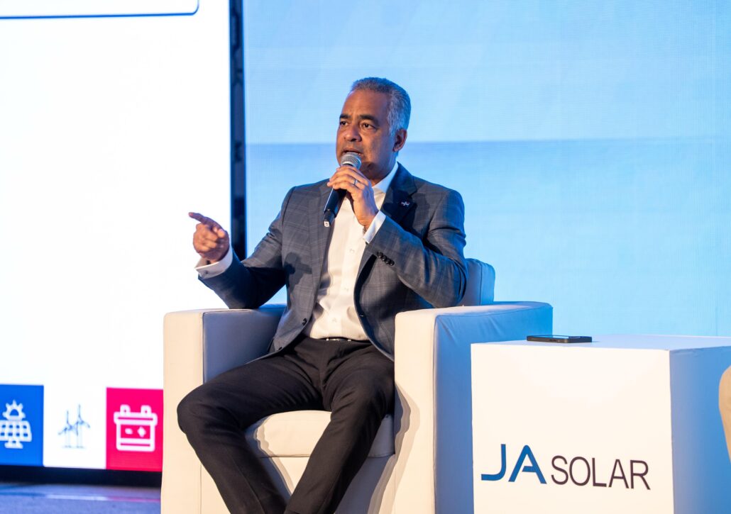 Joel Santos, durante su participación en el FES Caribe 2025, junto al moderador Gastón Fenés, de SEC.
