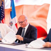 Igor Rodríguez, director general del IDAC y Vito La Forgia, presidente de Paramount Aviation Services, durante la firma del acuerdo.