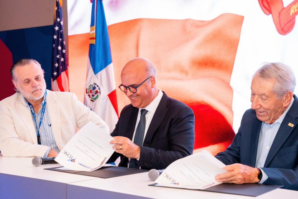 Igor Rodríguez, director general del IDAC y Vito La Forgia, presidente de Paramount Aviation Services, durante la firma del acuerdo.