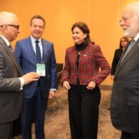 Indiana, EE. UU. -La SEMIEXPO Heartland 2025 celebrada en Indianápolis, Indiana, en Estados Unidos, se convirtió en el escaparate desde el cual la delegación dominicana, encabezada por la vicepresidenta Raquel Peña, logró fortalecer la confianza en el potencial de la República Dominicana en el sector de semiconductores. Las estratégicas intervenciones de la misión oficial captaron la confiabilidad de empresarios del referido campo con quienes se cimentaron alianzas que acercan al país hacia la meta de incursionar en este mercado y posteriormente posicionarse como un destino estratégico, competitivo, confiable y seguro para la industria global de los comúnmente también conocidos como microchips o circuitos integrados. La participación del país en el círculo productivo de los semiconductores permitirá motorizar el crecimiento económico nacional e impactará directamente la generación de empleos. La vicemandataria señaló, en uno sus encuentros de trabajo, que el gobierno del presidente Luis Abinader, en una gran alianza con el sector privado, está encaminado a transformar la diversificación de la producción, elevando el nivel de lo que se produce. Peña puntualizó que República Dominicana está lista para realizar alianzas de valor y entrar al mundo de los semiconductores. Durante el desarrollo de la SEMIEXPO Heartland, un evento centrado en la fabricación y la movilidad inteligente, con un enfoque en la industria de los semiconductores, la vicepresidenta Raquel Peña estrechó las relaciones de la nación con entidades clave como mySilicon Compass, Woolpert, Nexperia, y SkyWalter Technology. De igual forma, sostuvo un intercambio con uno de los referentes de la industria Terry Brewer, presidente y director ejecutivo de Brewer Science y cuyos recubrimientos antirreflectantes revolucionaron la fabricación de microelectrónica y marcaron el comienzo de los dispositivos electrónicos ligeros de alta velocidad actuales. Raquel Peña también afianzó lazos con las autoridades de la Universidad Purdue, explorando programas locales para capacitación; y Ajit Manocha, presidente y directivo de SEMI, una asociación industrial global que presta servicios a los sectores de diseño y fabricación de productos electrónicos. El representante de SEMI destacó que tras su encuentro con la vicepresidenta tiene una nueva visión respecto a República Dominicana. “Esta visita me ha cambiado la perspectiva", manifestó. La misión oficial se enmarcó en los esfuerzos ya iniciados por el presidente Luis Abinader durante su reunión estratégica en la Universidad de Purdue a principios de marzo de este año para la colaboración respecto a esa industria. La vicepresidenta Raquel Peña estuvo acompañada del ministro del Ministerio de Industria, Comercio y Mipymes (MICM); Víctor Bisonó; la embajadora en misión especial ante la Vicepresidencia en temas de inversión y sostenibilidad, María Eugenia del Castillo; así como por los señores Samuel Conde, Felipe Herrera, Carlos Flaquer y Marino Auffant. Raquel Peña se incorporaró este jueves a la agenda nacional, tras retornar al país la noche de este miércoles.