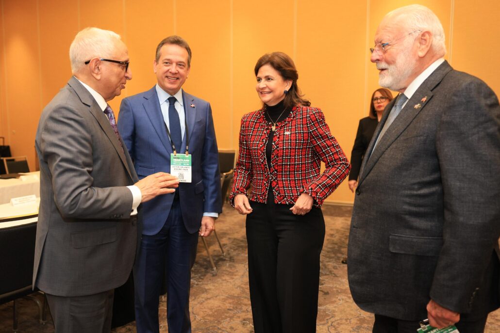 Indiana, EE. UU. -La SEMIEXPO Heartland 2025 celebrada en Indianápolis, Indiana, en Estados Unidos, se convirtió en el escaparate desde el cual la delegación dominicana, encabezada por la vicepresidenta Raquel Peña, logró fortalecer la confianza en el potencial de la República Dominicana en el sector de semiconductores. Las estratégicas intervenciones de la misión oficial captaron la confiabilidad de empresarios del referido campo con quienes se cimentaron alianzas que acercan al país hacia la meta de incursionar en este mercado y posteriormente posicionarse como un destino estratégico, competitivo, confiable y seguro para la industria global de los comúnmente también conocidos como microchips o circuitos integrados. La participación del país en el círculo productivo de los semiconductores permitirá motorizar el crecimiento económico nacional e impactará directamente la generación de empleos. La vicemandataria señaló, en uno sus encuentros de trabajo, que el gobierno del presidente Luis Abinader, en una gran alianza con el sector privado, está encaminado a transformar la diversificación de la producción, elevando el nivel de lo que se produce. Peña puntualizó que República Dominicana está lista para realizar alianzas de valor y entrar al mundo de los semiconductores. Durante el desarrollo de la SEMIEXPO Heartland, un evento centrado en la fabricación y la movilidad inteligente, con un enfoque en la industria de los semiconductores, la vicepresidenta Raquel Peña estrechó las relaciones de la nación con entidades clave como mySilicon Compass, Woolpert, Nexperia, y SkyWalter Technology. De igual forma, sostuvo un intercambio con uno de los referentes de la industria Terry Brewer, presidente y director ejecutivo de Brewer Science y cuyos recubrimientos antirreflectantes revolucionaron la fabricación de microelectrónica y marcaron el comienzo de los dispositivos electrónicos ligeros de alta velocidad actuales. Raquel Peña también afianzó lazos con las autoridades de la Universidad Purdue, explorando programas locales para capacitación; y Ajit Manocha, presidente y directivo de SEMI, una asociación industrial global que presta servicios a los sectores de diseño y fabricación de productos electrónicos. El representante de SEMI destacó que tras su encuentro con la vicepresidenta tiene una nueva visión respecto a República Dominicana. “Esta visita me ha cambiado la perspectiva", manifestó. La misión oficial se enmarcó en los esfuerzos ya iniciados por el presidente Luis Abinader durante su reunión estratégica en la Universidad de Purdue a principios de marzo de este año para la colaboración respecto a esa industria. La vicepresidenta Raquel Peña estuvo acompañada del ministro del Ministerio de Industria, Comercio y Mipymes (MICM); Víctor Bisonó; la embajadora en misión especial ante la Vicepresidencia en temas de inversión y sostenibilidad, María Eugenia del Castillo; así como por los señores Samuel Conde, Felipe Herrera, Carlos Flaquer y Marino Auffant. Raquel Peña se incorporaró este jueves a la agenda nacional, tras retornar al país la noche de este miércoles.