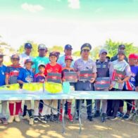 Policía Nacional entrega útiles deportivos en Montellano