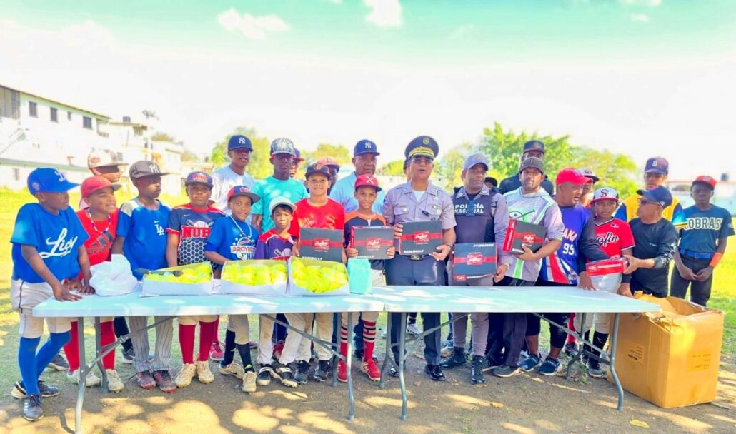 Policía Nacional entrega útiles deportivos en Montellano