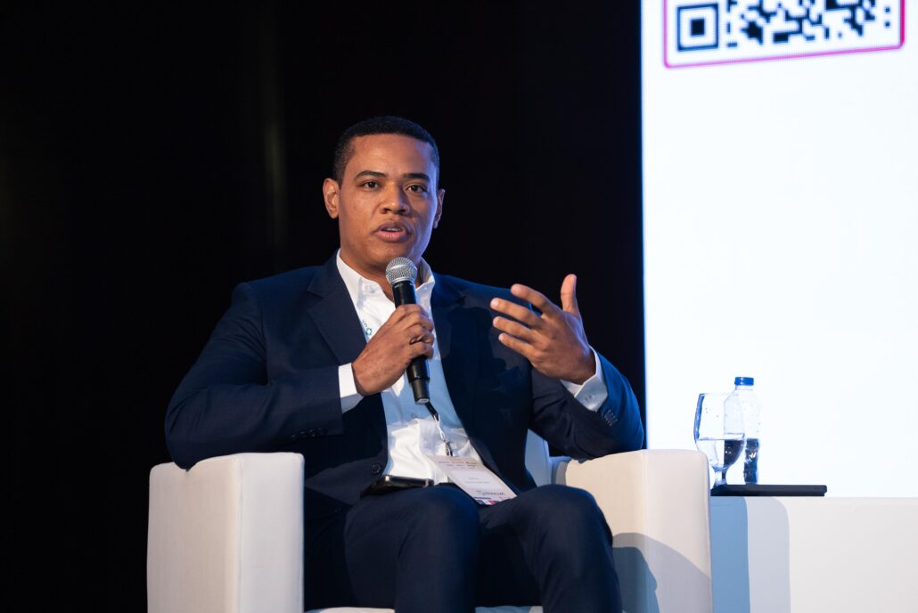 El viceministro de Energía Nuclear Gaddis Corporán, durante su intervención en el panel “Focus Caribe y Centroamérica: Visión de crecimiento, soluciones tecnológicas y oportunidades de mercado”, del Future Energy Summit (FES) Caribe 2025, en el Hotel Intercontinental de Santo Domingo.