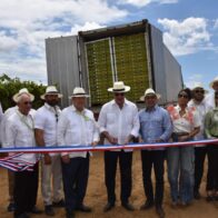 Presidente Luis Abinader junto al ministro de Agricultura y autoridades de Montecristi.