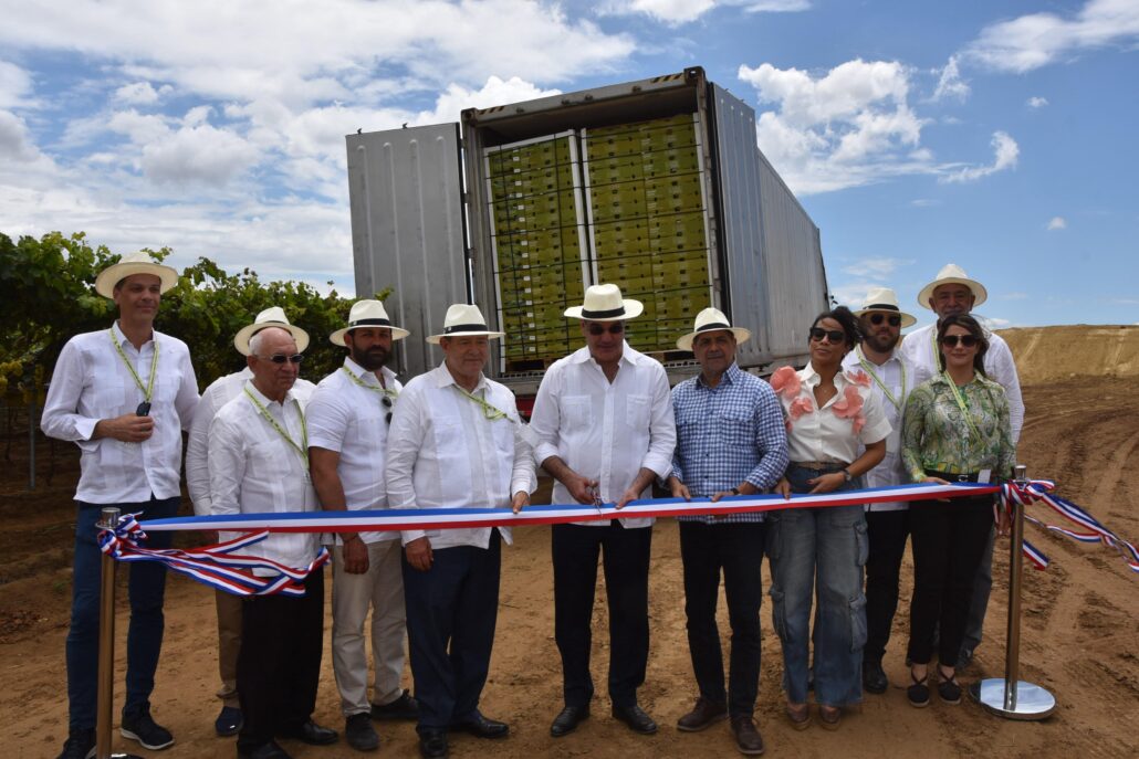 Presidente Luis Abinader junto al ministro de Agricultura y autoridades de Montecristi.