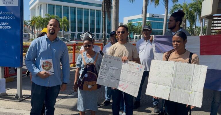 Maestros marchan hacia el MINERD en reclamo por salarios atrasados