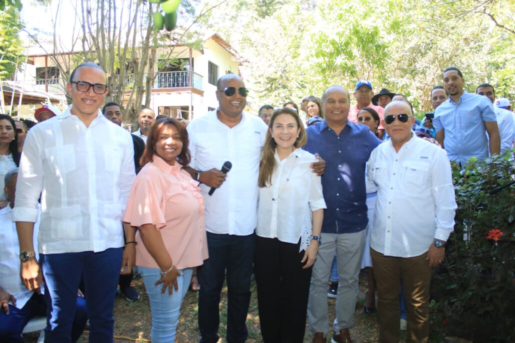 Carolina Mejía sostiene encuentro con dirigentes del PRM en San Juan