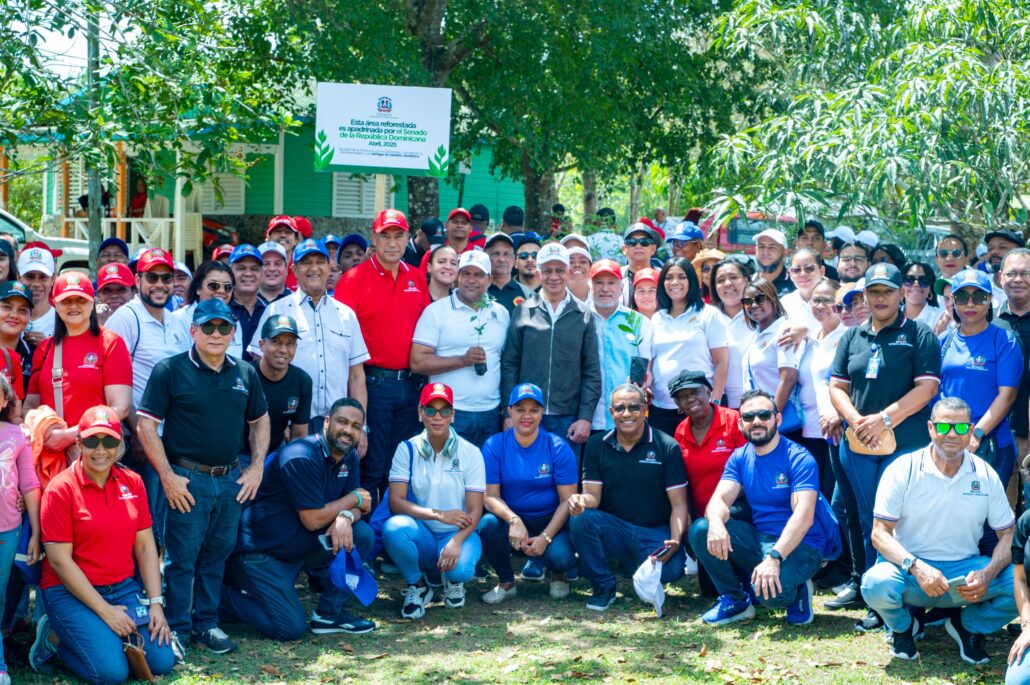 Senado de la República siembra más de 2,000 árboles en el Parque Nacional Humedales del Ozama