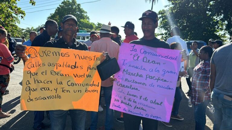 Organizaciones sociales marchan en Monte Plata exigiendo la terminación de la carretera El Dean–Cruce del Pajón 5 | Noticias de hoy en República Dominicana Organizaciones sociales marchan en Monte Plata exigiendo la terminación de la carretera El Dean–Cruce del Pajón