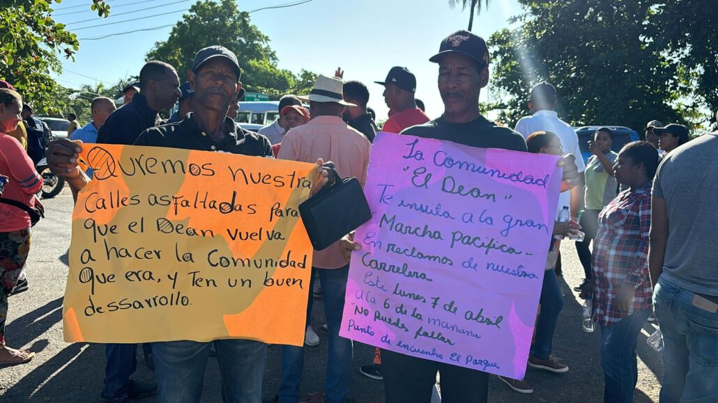 Organizaciones sociales marchan en Monte Plata exigiendo la terminación de la carretera El Dean–Cruce del Pajón