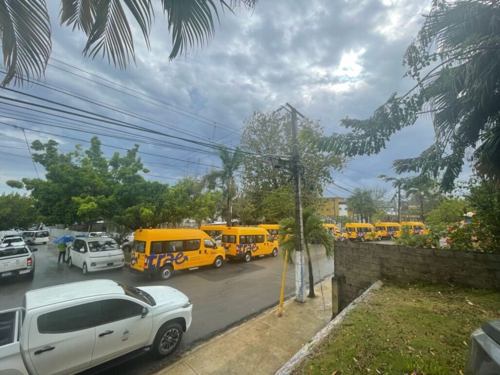 Llegan Primeros Autobuses del Sistema Nacional de Transporte Escolar a Samaná