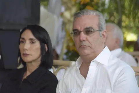 Presidente Abinader y primera dama asisten a sepelio de hijo de Eduardo Estrella