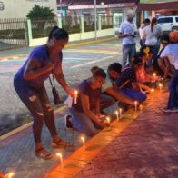 Residentes de Bayaguana encienden velas en memoria de víctimas del colapso en discoteca Jet Set