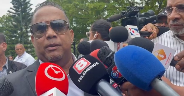 Héctor Acosta “ llama a valorar la vida durante velatorio de hijo del ministro Eduardo Estrella