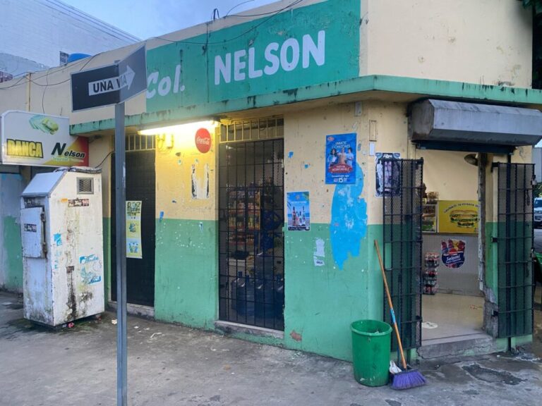 Colmados lucen apagados en señal de duelo por la tragedia del Jet Set 3 | Noticias de hoy en República Dominicana WhatsApp Image 2025 04 12 at 7.15.18 PM | Noticias de hoy en De Último Minuto