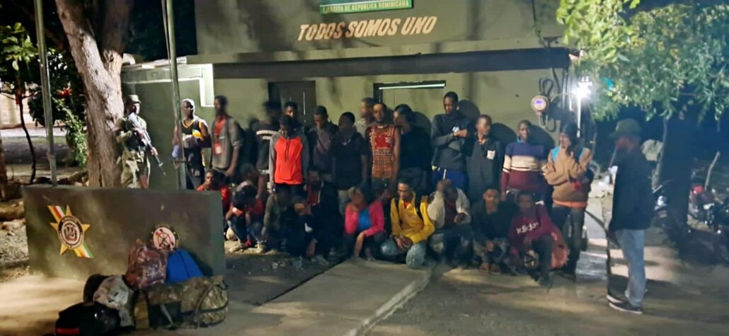 Ejército detiene al "El Vico" por guiar a 26 haitianos indocumentados que entraron al país
