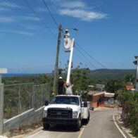 Alcaldesa Ana Reyes impulsa operativo de iluminación en Las Galeras con respaldo de ETE