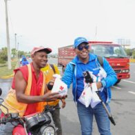 EDEESTE y Cruz Roja Dominicana entregan botiquines de emergencia a vacacionistas en el peaje de Las Américas