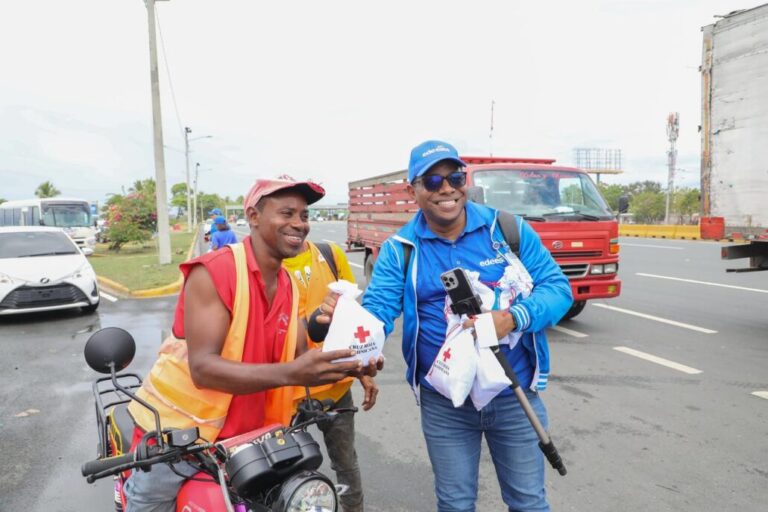EDEESTE y Cruz Roja Dominicana entregan botiquines de emergencia a vacacionistas en el peaje de Las Américas