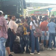 ¡Nos fuimos! Decenas de personas asisten al Kilómetro 9 para viajar al Cibao durante Semana Santa 2025