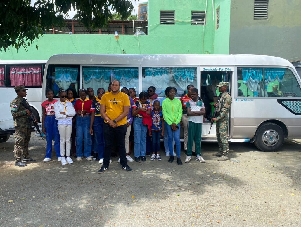 Arrestan chofer de autobús con 16 haitianos indocumentados en Santiago Rodríguez