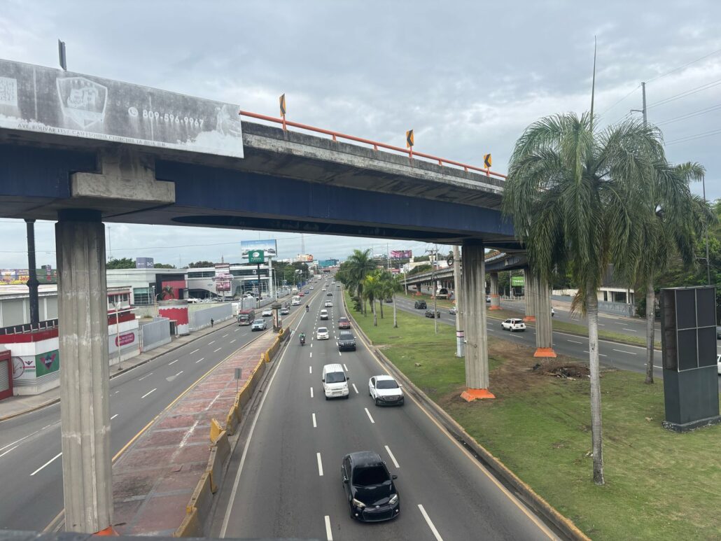 Avenida John F. Kennedy luce despejada en Jueves Santo
