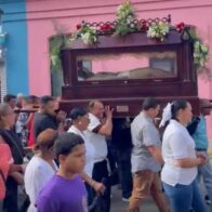 Católicos realizan la tradicional procesión del Santo Entierro en Santiago