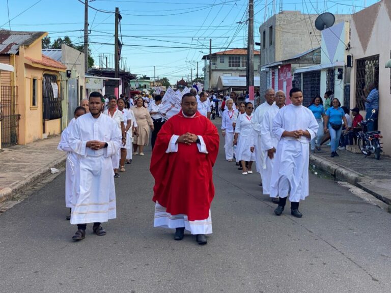 Parroquia San Juan Bautista de Bayaguana realiza procesión del Santo Sepulcro en Viernes Santo
