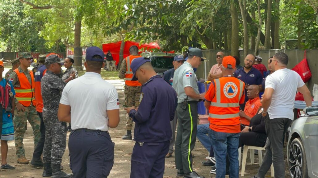 Balnearios de Santiago lucen vacíos este Sábado Santo: solo acuden miembros de la Defensa Civil