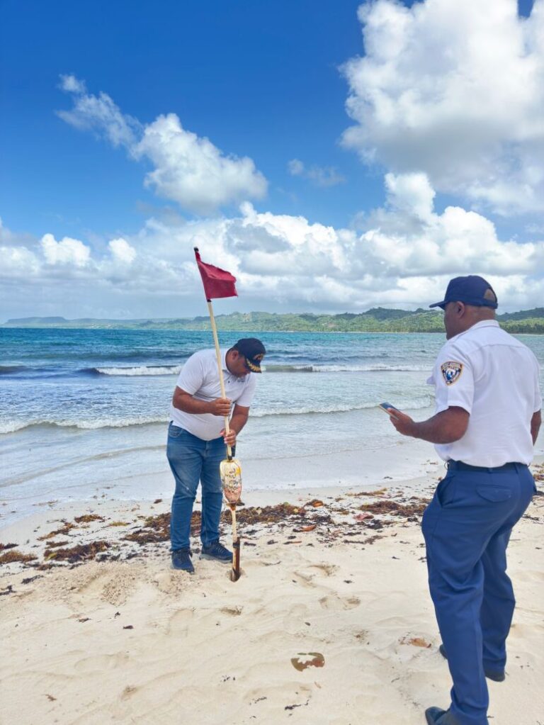 Clausura temporal de Playa Rincón debido a alto oleaje en Samaná