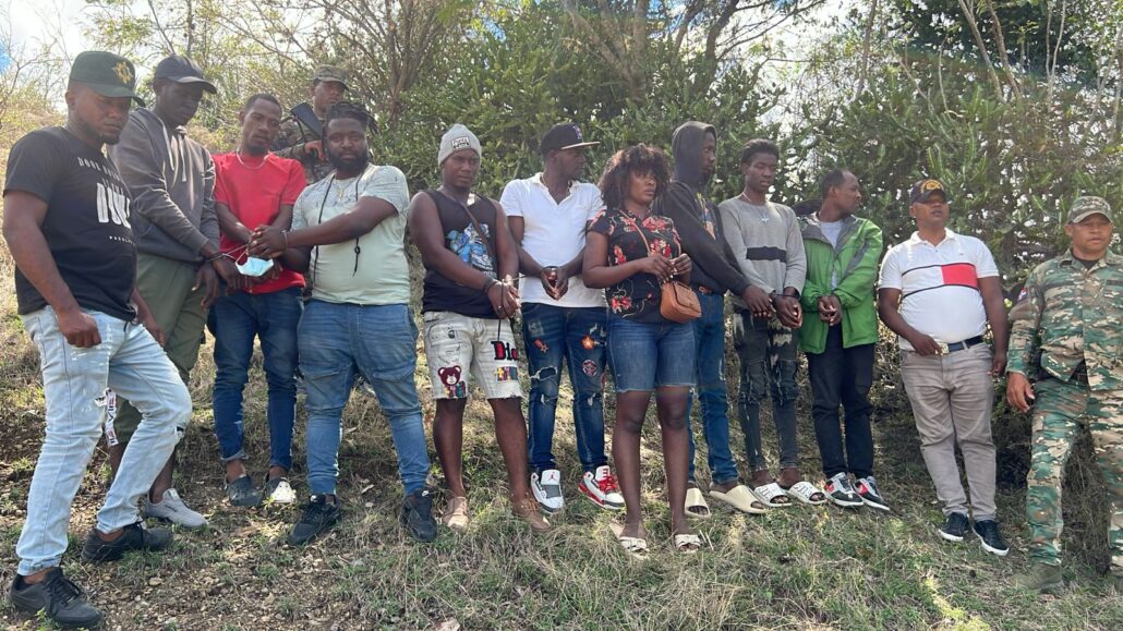 Detienen grupo de inmigrantes indocumentados que se ocultaba dentro de la propiedad de un agricultor en Elías Piña