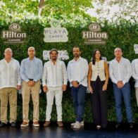 De izquierda a derecha (Al centro):Roberto Garrido, Oscar San Martin y David Barreiro Canda, quienes forman parte del equipo directivo de Playa Hotels & Resorts, junto a ejecutivos del hotel Hilton La Romana y representantes institucionales.