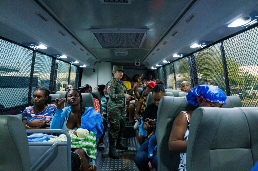 Lee Ballester supervisa repatriación parturientas haitianas para garantizar la aplicación de normas y el trato humano