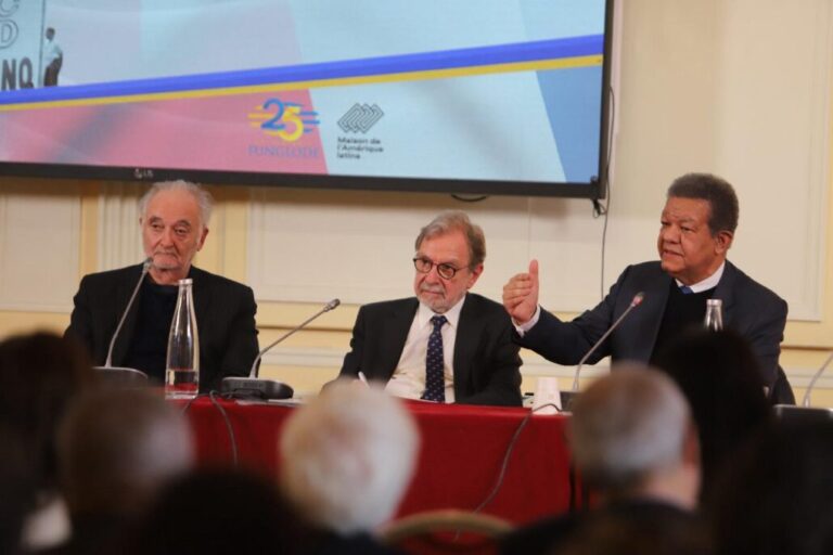 Leonel Fernández encabezó en Francia coloquio internacional sobre la Revolución de Abril de 1965