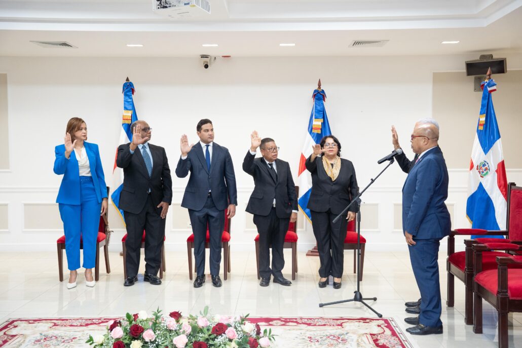 Senado juramenta y posesiona a los nuevos miembros de la Cámara de Cuentas