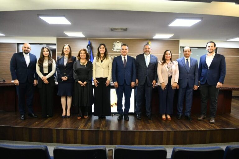 JCE presenta proyecto de la nueva cédula a miembros del CONEP y de ANJE