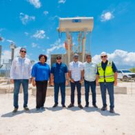 Paliza, Santos y Freund destacan potencial de tierras raras en Pedernales durante jornada de trabajo Pedernales, jueves 24 de abril de 2025.– Los ministros José Ignacio Paliza (Presidencia), Joel Santos (Energía y Minas) y Sigmund Freund (Administración Pública) encabezaron una jornada de trabajo en Pedernales, enfocada en el desarrollo estratégico de la provincia y en la evaluación del potencial minero de la Reserva Ávila, donde se concentra la mayor presencia de tierras raras del país. La Reserva Ávila, con más de 14,800 hectáreas, cuenta actualmente con 114 depósitos identificados, más de 1,100 perforaciones y 1,200 metros de calicatas realizadas. Estos minerales son esenciales para tecnologías limpias, energías renovables y dispositivos electrónicos. “Estamos ante una oportunidad histórica para transformar no solo el futuro de Pedernales, sino de toda la nación”, afirmó Paliza. “Este proceso marca un hito geopolítico para el país”, añadió el ministro Joel Santos. En línea con esta visión, el presidente Luis Abinader creó recientemente, mediante el decreto 453-24, la Empresa Minera Dominicana (Emidom), que gestionará la exploración y aprovechamiento responsable de estos recursos estratégicos. Durante la visita, los funcionarios también inspeccionaron el avance de la subestación eléctrica de Cabo Rojo, obra clave para la infraestructura energética del desarrollo turístico y logístico de la región. Con una inversión de RD$ 1,800 millones, se proyecta su finalización para agosto de 2025. Sigmund Freund, también director del Fideicomiso Pro-Pedernales, explicó que la obra incluirá una línea eléctrica soterrada de 12 kilómetros y dos transformadores de 28 MW, capaces de alimentar hoteles, el puerto de cruceros y otras instalaciones en desarrollo. La agenda incluyó además un recorrido con el presidente Luis Abinader por el muro fronterizo (97% de avance), los hoteles en construcción y la recepción del crucero Oasis of the Seas, el cuarto del año en el Puerto de Cabo Rojo y el noveno desde su apertura en enero de