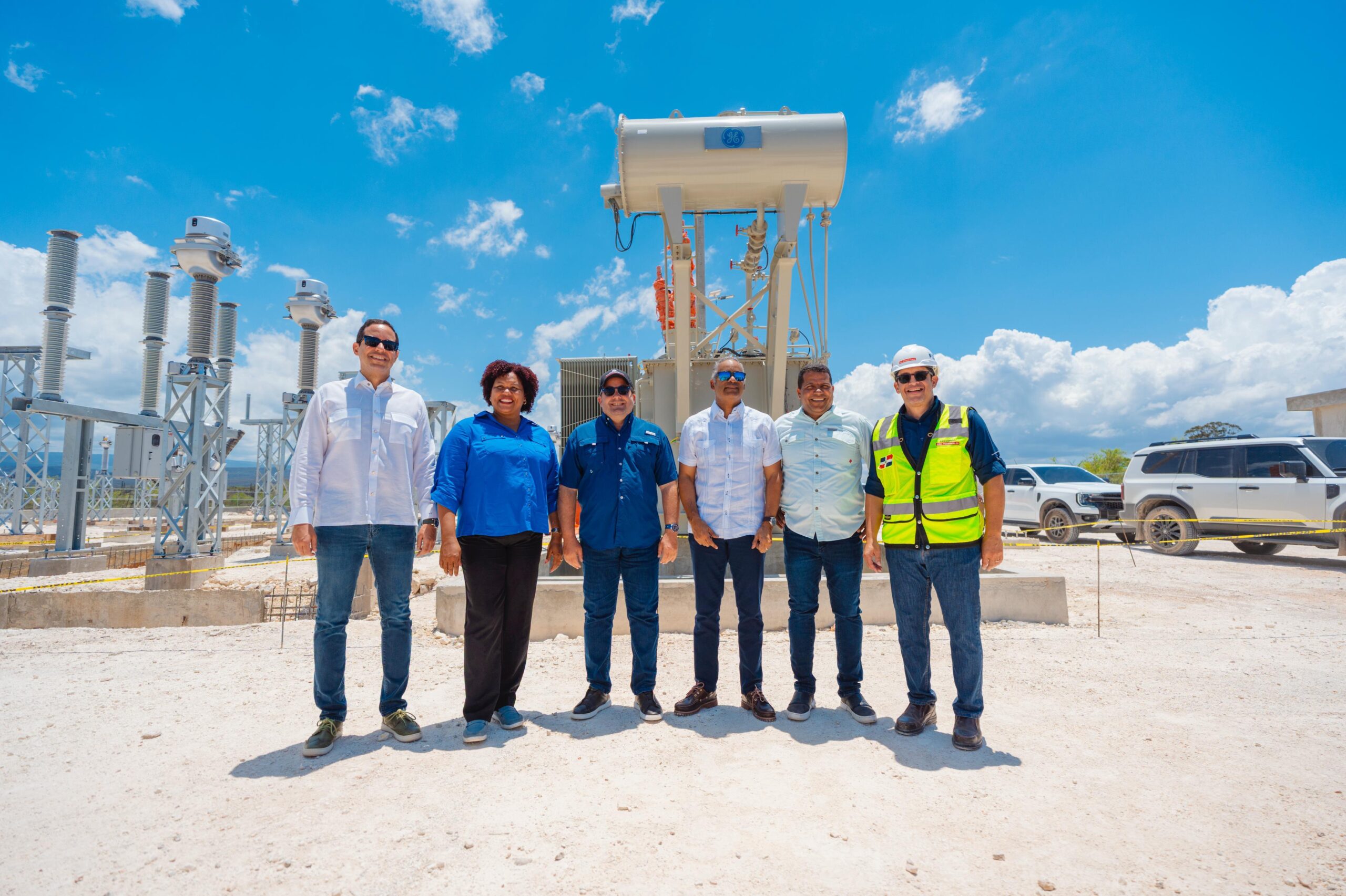 Paliza, Santos y Freund destacan potencial de tierras raras en Pedernales durante jornada de trabajo Pedernales, jueves 24 de abril de 2025.– Los ministros José Ignacio Paliza (Presidencia), Joel Santos (Energía y Minas) y Sigmund Freund (Administración Pública) encabezaron una jornada de trabajo en Pedernales, enfocada en el desarrollo estratégico de la provincia y en la evaluación del potencial minero de la Reserva Ávila, donde se concentra la mayor presencia de tierras raras del país. La Reserva Ávila, con más de 14,800 hectáreas, cuenta actualmente con 114 depósitos identificados, más de 1,100 perforaciones y 1,200 metros de calicatas realizadas. Estos minerales son esenciales para tecnologías limpias, energías renovables y dispositivos electrónicos. “Estamos ante una oportunidad histórica para transformar no solo el futuro de Pedernales, sino de toda la nación”, afirmó Paliza. “Este proceso marca un hito geopolítico para el país”, añadió el ministro Joel Santos. En línea con esta visión, el presidente Luis Abinader creó recientemente, mediante el decreto 453-24, la Empresa Minera Dominicana (Emidom), que gestionará la exploración y aprovechamiento responsable de estos recursos estratégicos. Durante la visita, los funcionarios también inspeccionaron el avance de la subestación eléctrica de Cabo Rojo, obra clave para la infraestructura energética del desarrollo turístico y logístico de la región. Con una inversión de RD$ 1,800 millones, se proyecta su finalización para agosto de 2025. Sigmund Freund, también director del Fideicomiso Pro-Pedernales, explicó que la obra incluirá una línea eléctrica soterrada de 12 kilómetros y dos transformadores de 28 MW, capaces de alimentar hoteles, el puerto de cruceros y otras instalaciones en desarrollo. La agenda incluyó además un recorrido con el presidente Luis Abinader por el muro fronterizo (97% de avance), los hoteles en construcción y la recepción del crucero Oasis of the Seas, el cuarto del año en el Puerto de Cabo Rojo y el noveno desde su apertura en enero de