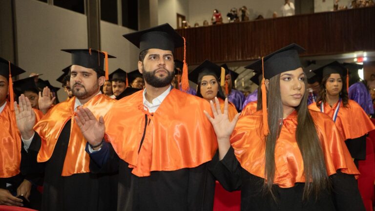 UNPHU gradúa a 463 nuevos profesionales