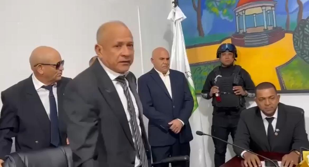 Acusan al alcalde de Bonao de dividir el bloque del PRM en el Concejo Municipal