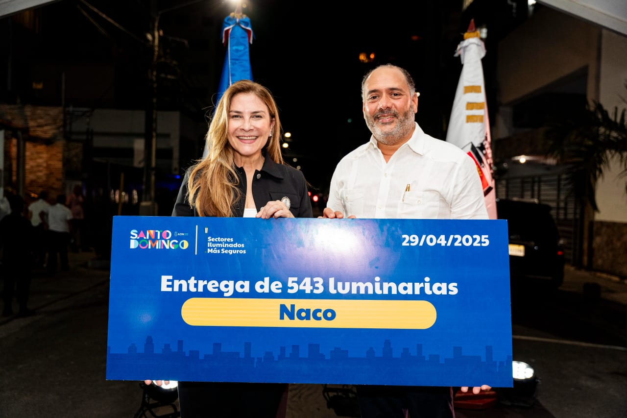 Carolina Mejía mejora seguridad de Naco con la entrega de 543 luminarias led instaladas