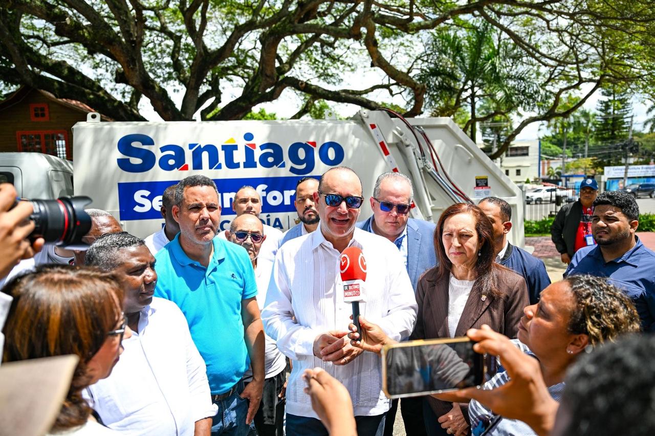 Alcaldía de Santiago refuerza servicios municipales con nueva flotilla de vehículos
