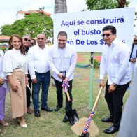 Dan primer picazo para busto en honor a Juan de los Santos en Parque Italia