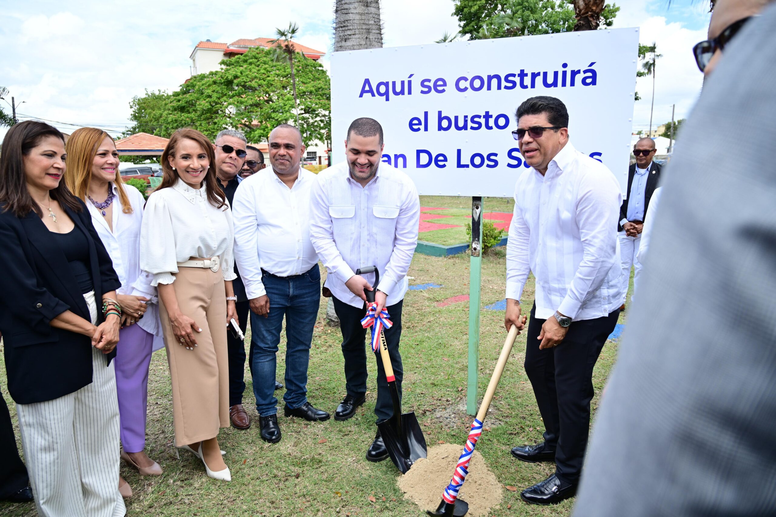 Dan primer picazo para busto en honor a Juan de los Santos en Parque Italia