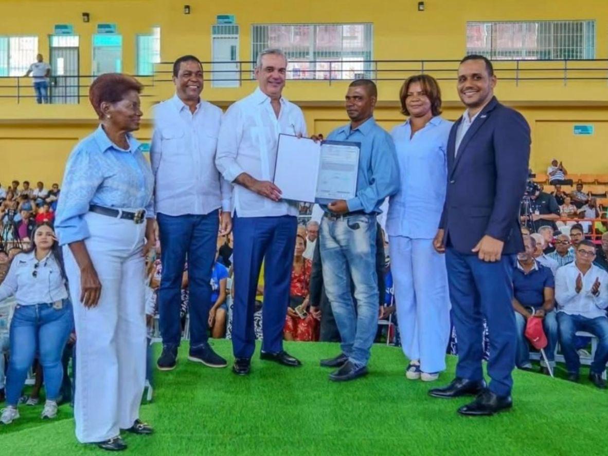 Abinader y Víctor D’Aza entregan 1400 títulos de propiedad en Monte Plata