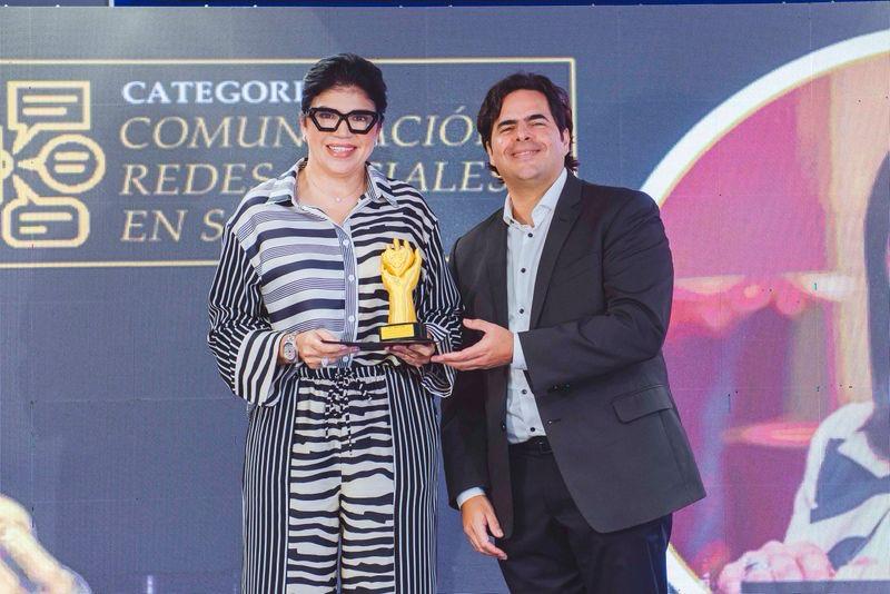 -La doctora Ana Simó junto a Miguel Sainz, fundador de DiarioSalud.