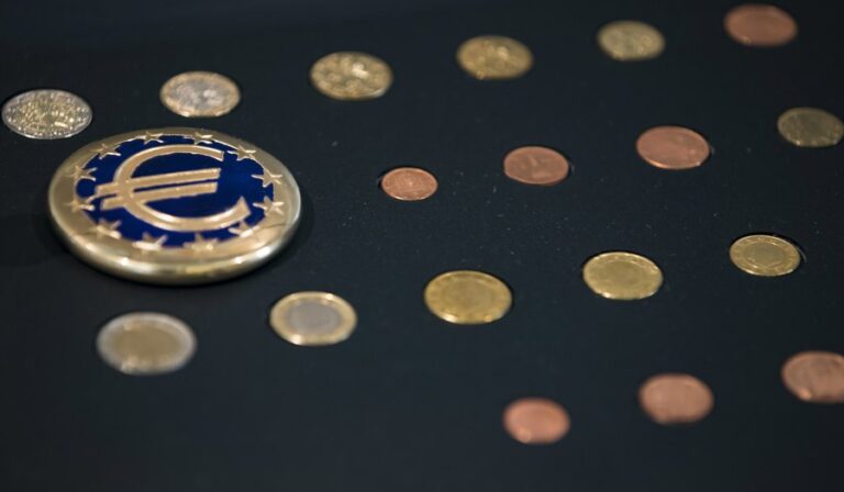El euro supera los 1,15 dólares y marca su máximo desde noviembre de 2021